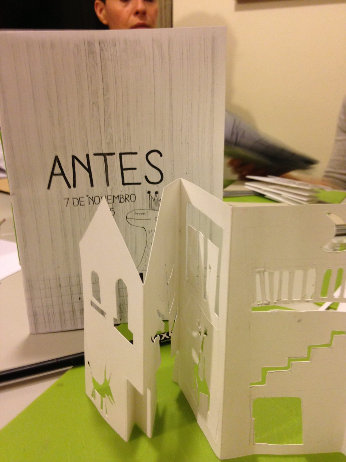 Maqueta em cartão junto a um letreiro