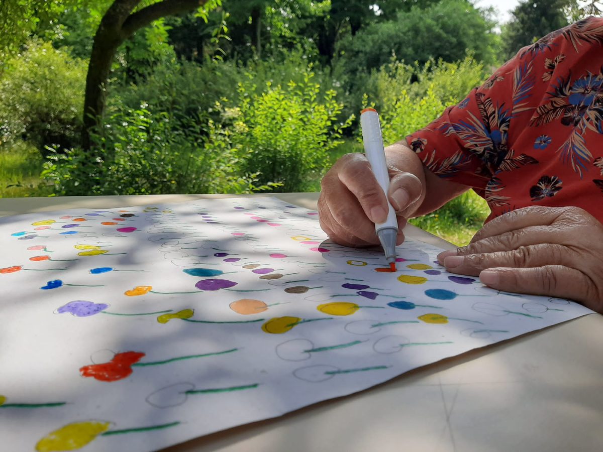 Mão a pintar pequenos sinais sobre pano